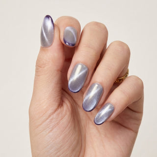 Hand wearing EyeCandys Lavendroid press on nails featuring chrome cat eye nails with cobalt violet gradient and aurora shimmer.