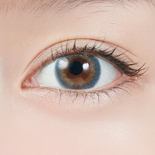 Close-up of eye wearing EyeCandys Lapis 1-Day Lapis Lazuli (10pk) prescription colored contact lens, vivid sapphire blue iris with grey underlay and golden-yellow pupil detail, Korean daily disposable contact lens for striking natural blue eyes