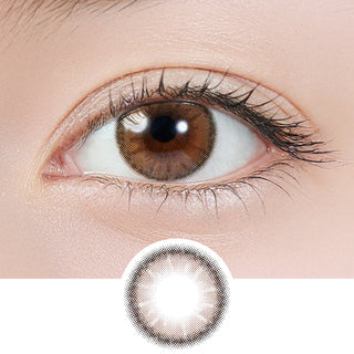 Close-up of eye wearing EyeCandys Topards 1-Day Pearl Cats Eye (10pk) prescription colored contact lens with lens design shown below, warm beige and light brown two-tone gradient with soft blurred outer edge, Korean daily disposable colored contacts for natural eye enhancement