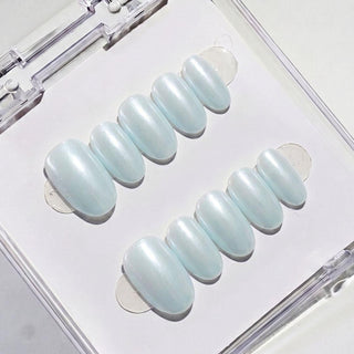 Eyecandys Peritinkle press-on nails featuring a soft periwinkle chrome finish, pearlescent glazed shine, and a short oval shape.