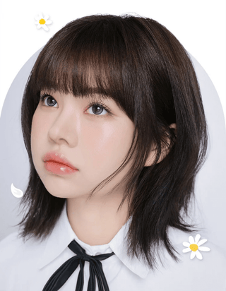 Girl with captivating eyes wearing Eyecandys Onepick Cat Gray colored contact lenses – stylish prescription colored contact lenses for a bold and natural look